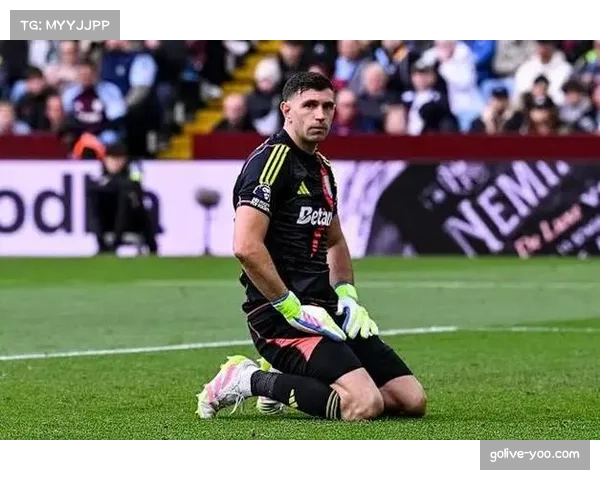 从质疑到信赖:阿斯顿维拉门将大马丁如何成为英超“扑救之王” 从质疑到信赖:阿斯顿维拉门将大马丁如何成为英超“扑救之王”